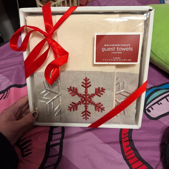 Brand new Christmas towels - Picture 1 of 2